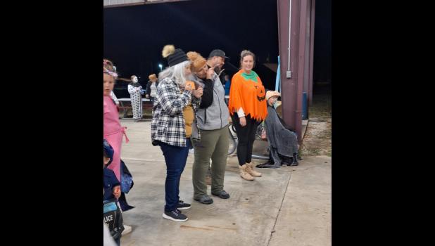 Becky Cash (left) and Willow Springs Chamber Director Kim McCormick confer as they judge the ages 9 to 14 age category. Howell County News/ Amanda Mendez