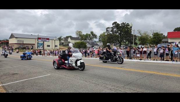 Missouri Vietnam Wall Run riders cruise south on Main Street, enthusiastically cheered by students from Willow Springs schools. Students line the block from Ferguson to Center Sts. waiving American flags and making a joyful noise. Howell County News/ Amanda Mendez