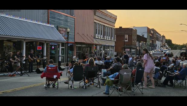 Saturday night’s crowd on Main Street. More local music lovers were seated in Wendell Bailey Park.