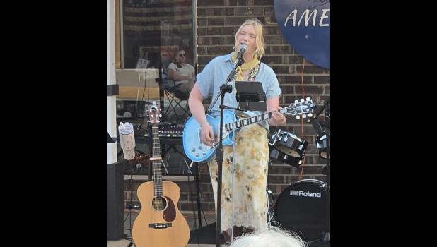 Christian artist Ashley Smith warms up the crowd. Howell County News/ Amanda Mendez